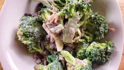 broccoli salad - Leslie Cooks