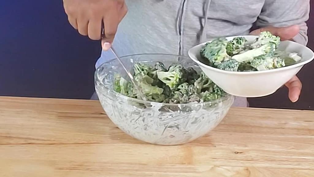 broccoli salad - Leslie Cooks
