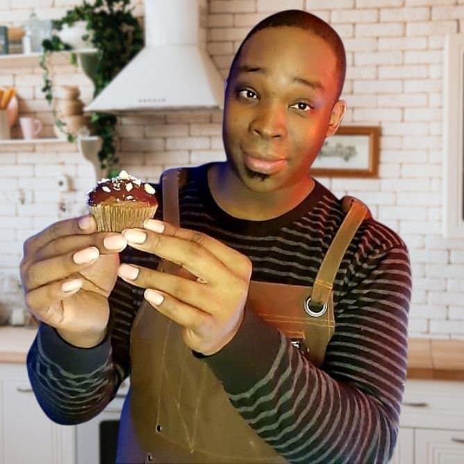 Picture of Leslie B, Founder of lesliecooks.com.